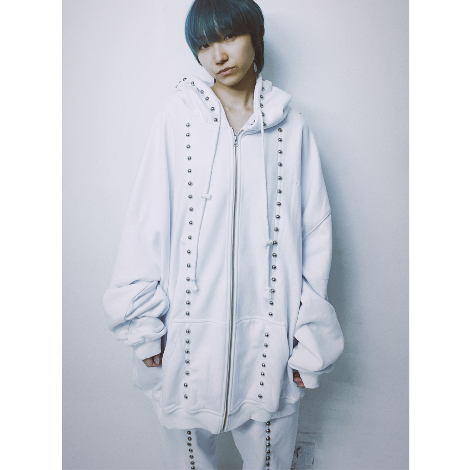 FRONT STUDDED HOODIE着用